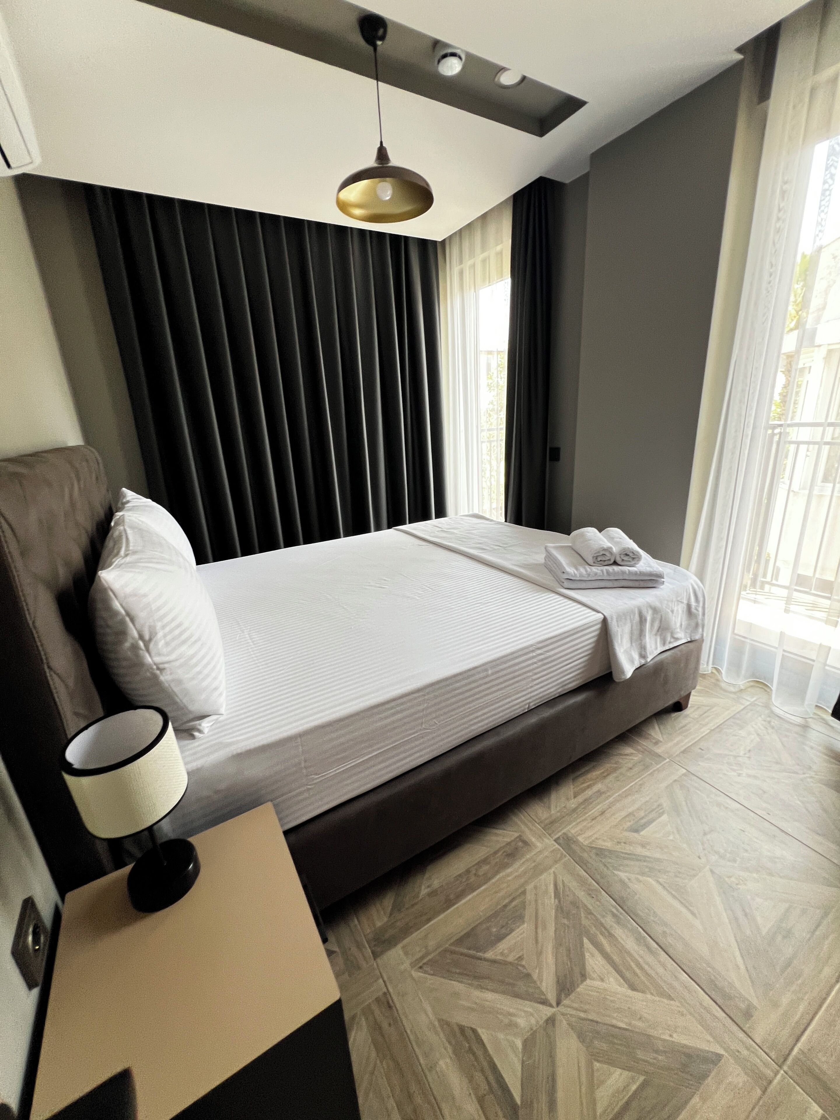 Apartamento luxo, 1 cama Queen e sofá-cama, para não fumantes, vista para a cidade | Escrivaninha, espaço de trabalho para notebook, cortinas blackout