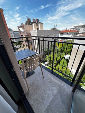 Apartamento luxo, 1 cama Queen e sofá-cama, para não fumantes, vista para a cidade | Opções para refeição ao ar livre