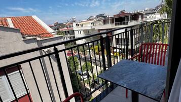 Apartamento luxo, 1 cama Queen e sofá-cama, para não fumantes, vista para a cidade | Opções para refeição ao ar livre