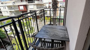 Appartement Deluxe, 1 grand lit et 1 canapé-lit, non-fumeurs, vue ville | Restauration extérieure