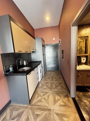 Deluxe Penthouse, 1 Queen Bed with Sofa bed, Non Smoking, City View | 전용 주방 | 냉장고, 쿡탑, 조리 도구/접시/주방 기구