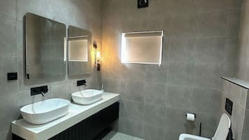 Economy kamer, balkon, uitzicht op stad | Badkamer | Een haardroger, handdoeken, zeep, shampoo