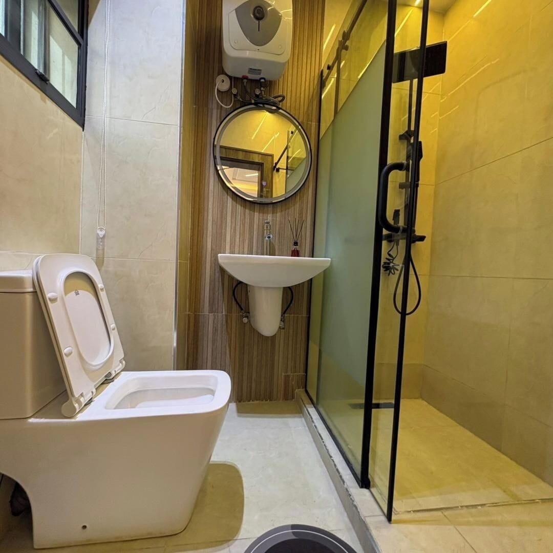 Quarto econômico, sacada, vista para a cidade | Banheiro | Secador de cabelo, toalhas de banho, sabonete, shampoo