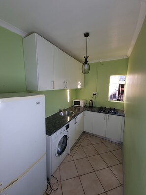 Full-sized fridge, microwave, stovetop, cookware/dishes/utensils - Ojong's Self-Catering Kraaifontein (Cape Town)