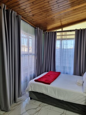 Desk, laptop workspace, iron/ironing board, free WiFi - Ojong's Self-Catering Kraaifontein (Cape Town)
