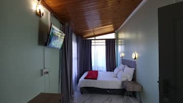 Comfort Double Room | Desk, laptop workspace, iron/ironing board, free WiFi