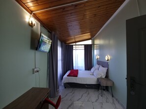 Desk, laptop workspace, iron/ironing board, free WiFi - Ojong's Self-Catering Kraaifontein (Cape Town)
