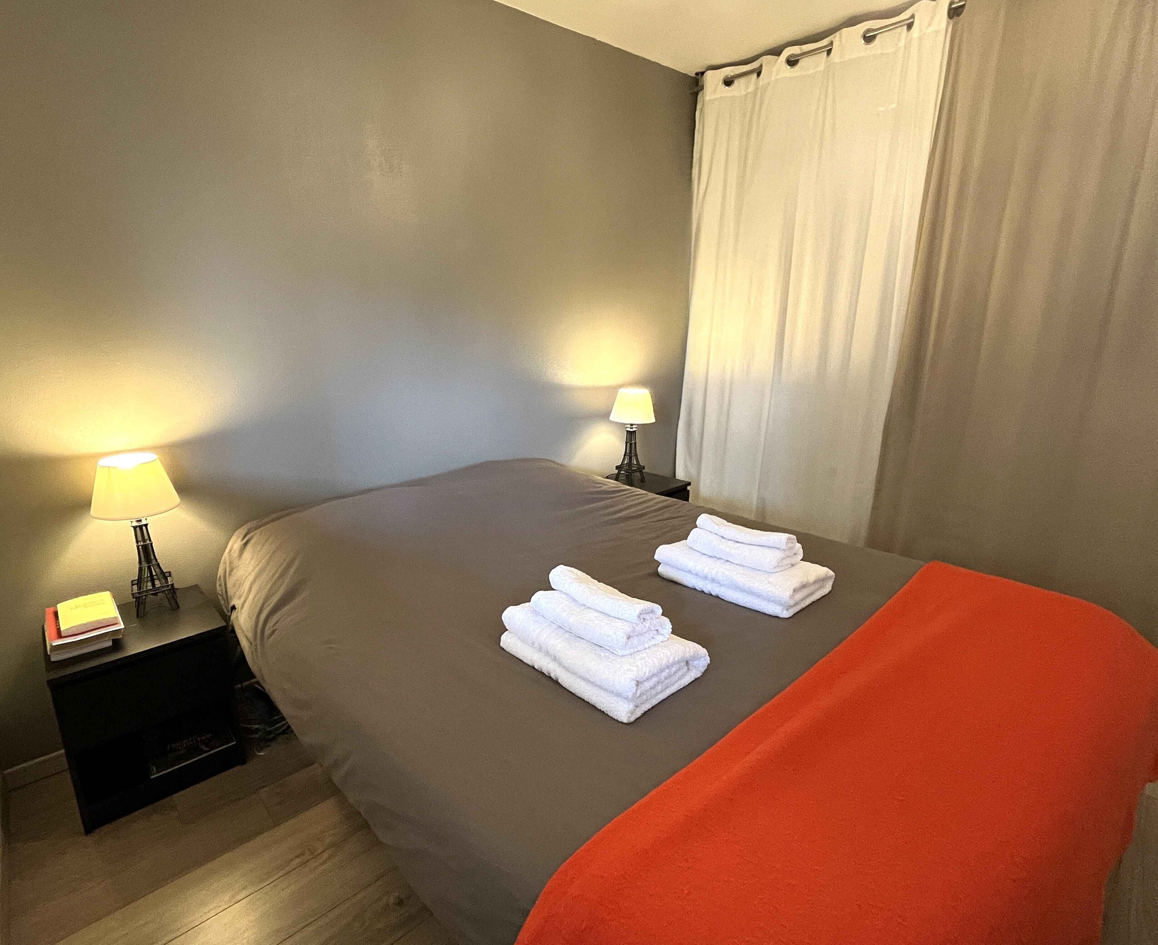 2 chambres, fer et planche à repasser, draps fournis