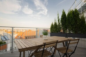 Outdoor dining - Penthouse with a terrace near Schönbrunn Palace (Vienna)