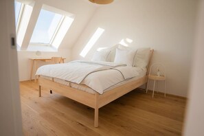 Desk, iron/ironing board, travel cot, WiFi - Penthouse with a terrace near Schönbrunn Palace (Vienna)