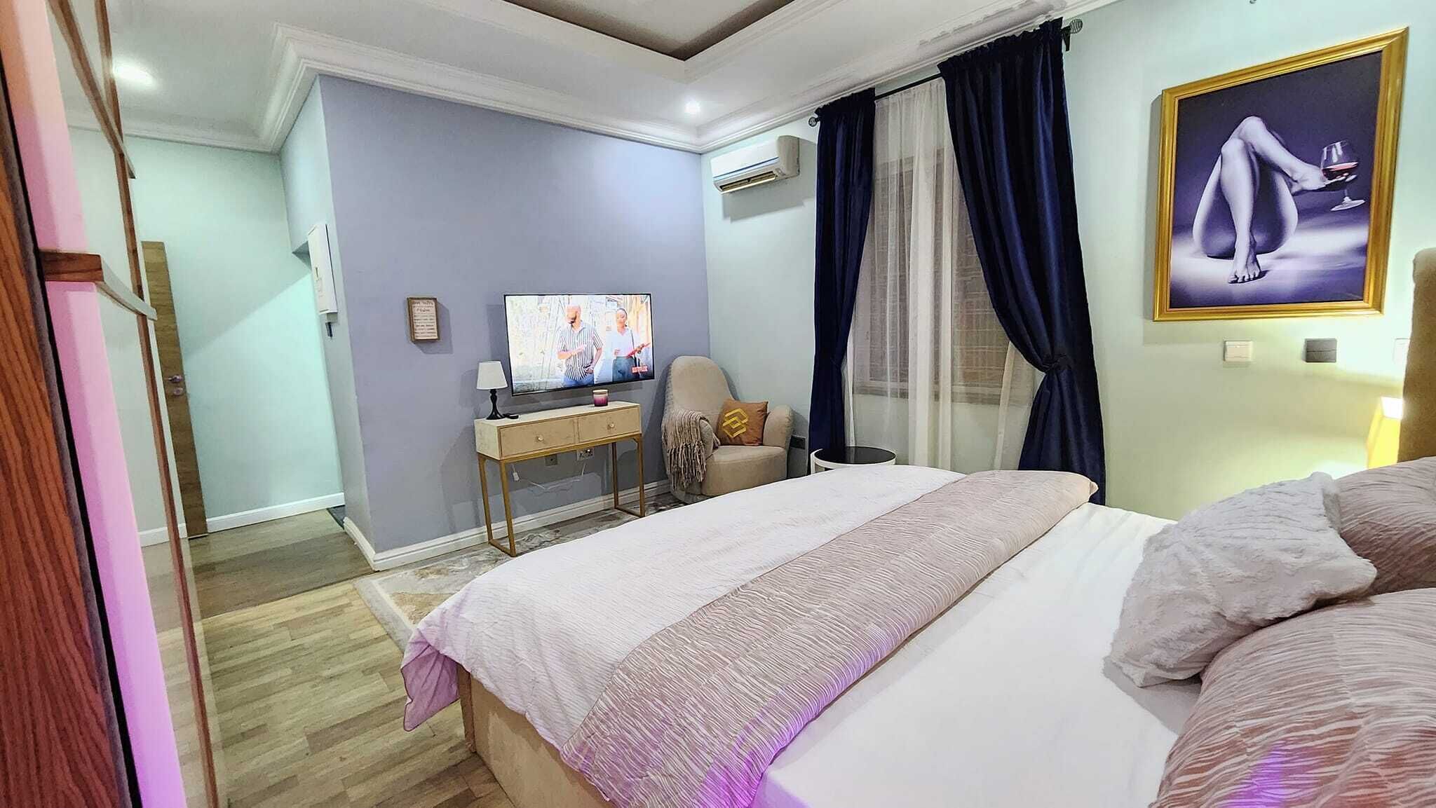 Familie appartement, balkon, uitzicht op de stad | Een kluis op de kamer, een bureau, een laptopwerkplek