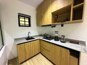 Apartamento familiar, balcón, vistas a la ciudad | Cocina privada | Frigorífico, microondas, horno y placa de cocina