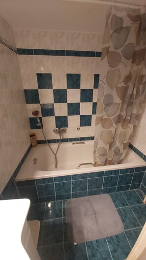Douche, sèche-cheveux, serviettes fournies, savon