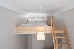Tabla de planchar con plancha, wifi y ropa de cama 