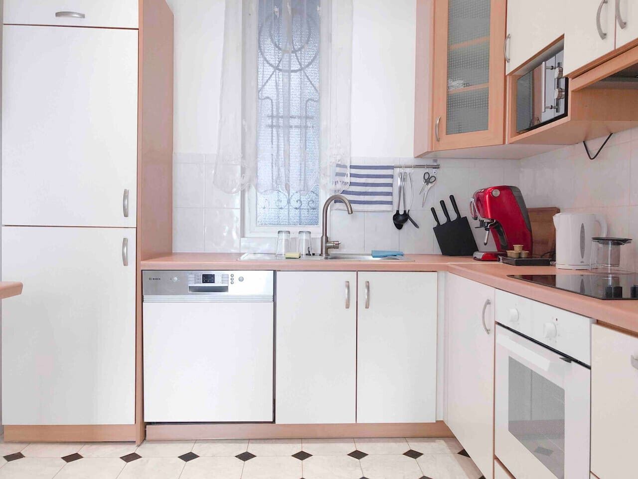 Kühlschrank, Mikrowelle, Ofen, Herdplatte