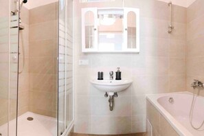 Hair dryer - Spacious apartment on 3rd Floor no elevator (Vienna)