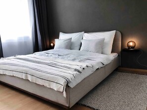 Desk, iron/ironing board, WiFi, bed sheets - Spacious apartment on 3rd Floor no elevator (Vienna)
