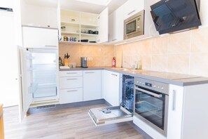 Fridge, microwave, oven, stovetop - Black and white by the Prater #42 (Vienna)