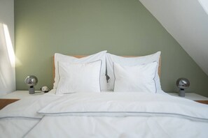 Escritorio, tabla de planchar con plancha, wifi y ropa de cama 