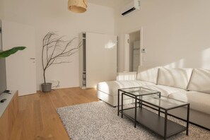 TV - Cozy Penthouse with a terrace by Schönbrunn Palace (Vienna)