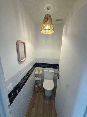 Haartrockner, Handtücher, Toilettenpapier