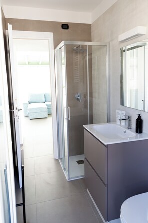 Dusche, Haartrockner, Handtücher, Seife