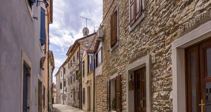 Bright accommodation near the sea in Zambratija