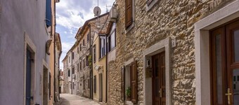 Bright accommodation near the sea in Zambratija