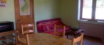Gîte "À l’ombre du Tilleul": Mountain View, Private Terrace & Wi-Fi