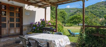 Gîte "À l’ombre du Tilleul": Mountain View, Private Terrace & Wi-Fi
