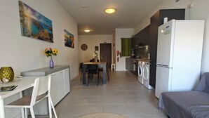 Eine moderne Wohnung mit Essbereich, Küche und Wohnraum.