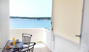Outdoor dining - Seafront apartment on the Island of Rab (Rab)