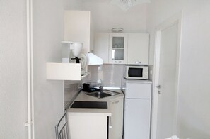 Fridge, microwave, oven, stovetop - Seafront studio on the Island of Rab (Rab)
