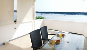 Outdoor dining - Seafront studio on the Island of Rab (Rab)
