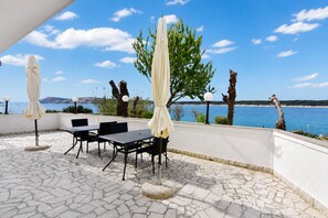 Outdoor dining - Seafront studio on the Island of Rab (Rab)