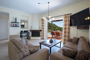 Smart TV, fireplace, books, music library - Villa Samsel - magnificent sea views, privacy, infinity pool, close to the beach (Perigiali)