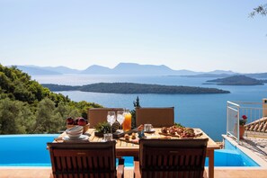 Outdoor dining - Villa Samsel - magnificent sea views, privacy, infinity pool, close to the beach (Perigiali)