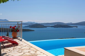 Outdoor pool - Villa Samsel - magnificent sea views, privacy, infinity pool, close to the beach (Perigiali)