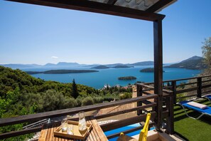 Property grounds - Villa Samsel - magnificent sea views, privacy, infinity pool, close to the beach (Perigiali)