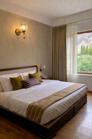 Desk, laptop workspace, free WiFi - Himalayan Residency Ladakh (Leh)