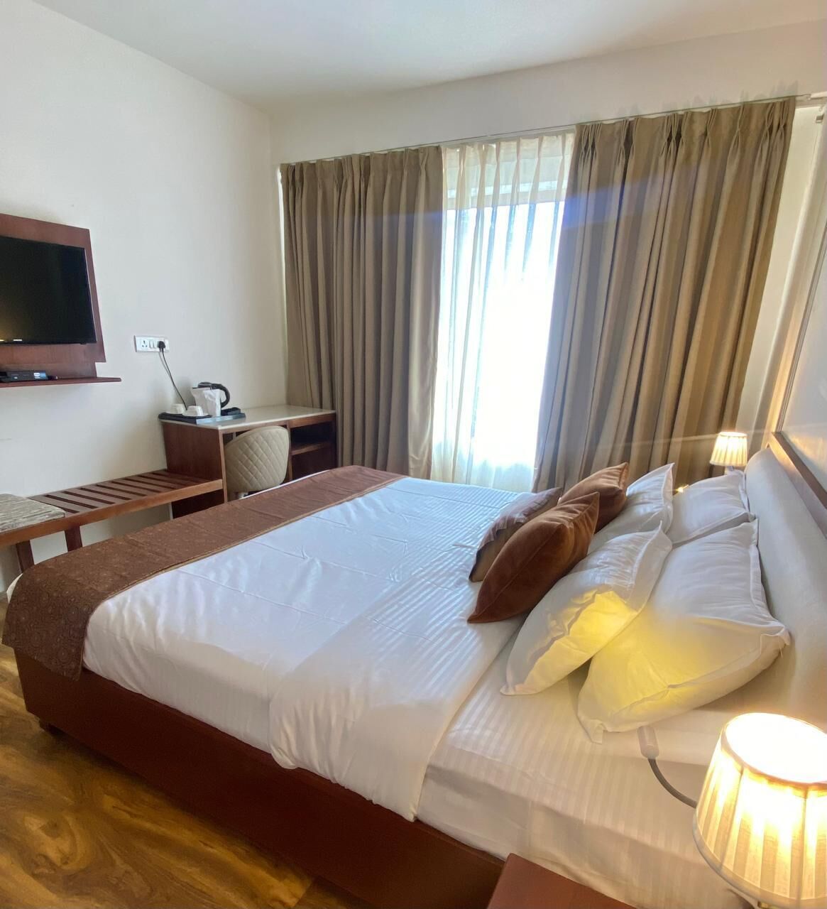 Quarto casal luxo, vista para a montanha | Escrivaninha, espaço de trabalho para notebook, Wi-Fi de cortesia