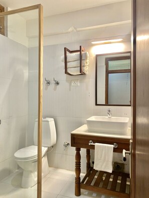 Quarto casal luxo, vista para a montanha | Banheiro | Produtos de toalete grátis, toalhas de banho, sabonete, shampoo