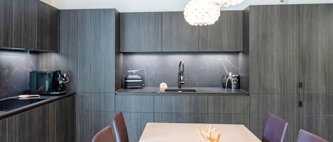 Kühlschrank, Mikrowelle, Ofen, Herdplatte