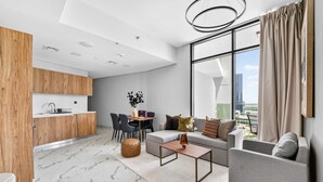 Un appartement moderne comprenant une cuisine, un coin repas et un salon.