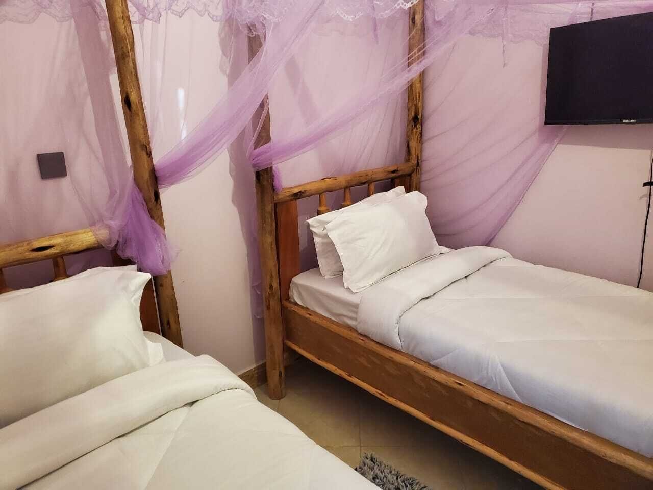 Chambre Triple Confort, balcon | Espace de travail pour ordinateur portable, rideaux occultants