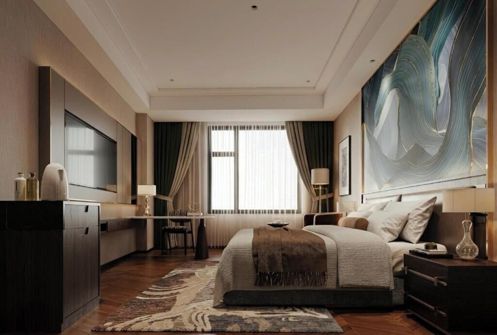 Una habitación de hotel moderna con una cama grande, un escritorio, un televisor y un cuadro abstracto de grandes dimensiones.