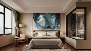 Een moderne hotelkamer met een groot bed, uitzicht op de stad, een marmeren badkamer en een groot abstract schilderij aan de muur.