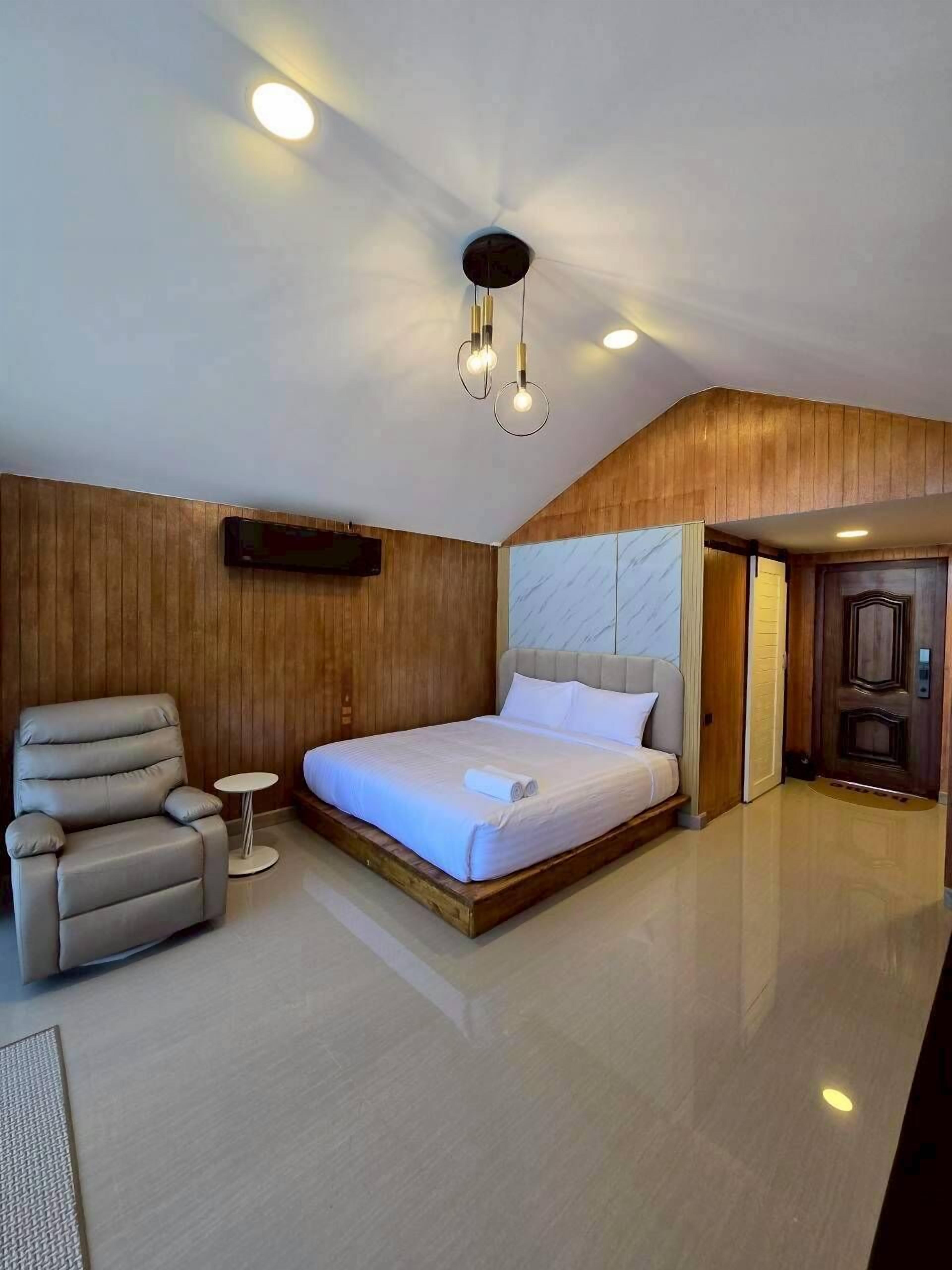 Standard Villa, 1 King Bed, Mountain View | Free WiFi, bed sheets