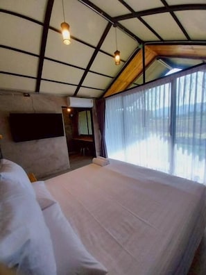 Quarto superior, banheira, vista para a montanha | Wi-Fi de cortesia, roupa de cama