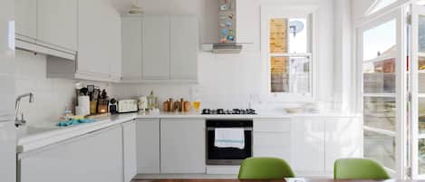 Coffee/tea maker, fridge, oven, stovetop